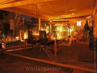 Kalt Wintergarten mit rahmenloser Schiebeverglasung - Nachtaufnahme