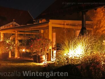 Kalt Wintergarten aus Glas und Alu  mit rahmenloser Schiebeverglasung - Nachtaufnahme