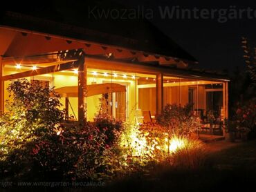 Kalt Wintergarten mit stimmungsvoller LED-Beleuchtung, Nachtaufnahme 02