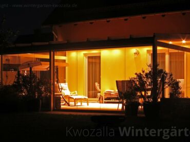 Kalt Wintergarten mit stimmungsvoller LED-Beleuchtung, Nachtaufnahme 03