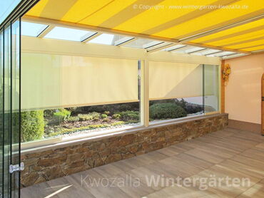 Glashaus/Sommergarten mit integiertem Sonnenschutz - Innenansicht Terrassenüberdachung mit Markisen